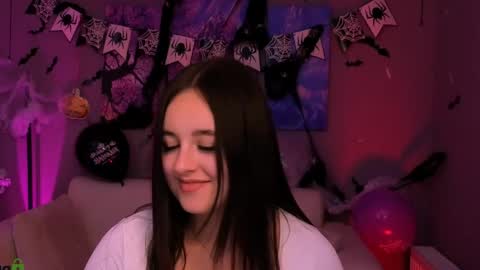 Snapshot of kiki_yourlove chatting on 10/28/25, 05:48 Kira online show from 10/28/25, 05:48