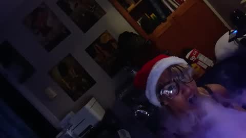 Snapshot of kikilovespartylights chatting on 12/19/25, 09:38 kikilovespartylights online show from 12/19/25, 09:38