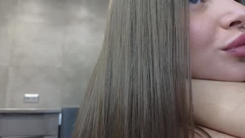 Snapshot of killer__girls chatting on 12/19/24, 10:32 EvaAnna online show from 12/19/24, 10:32