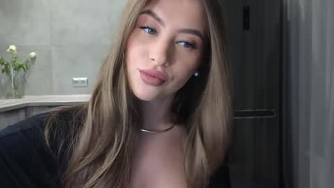 Snapshot of killer__girls chatting on 12/27/24, 10:37 EvaAnna online show from 12/27/24, 10:37