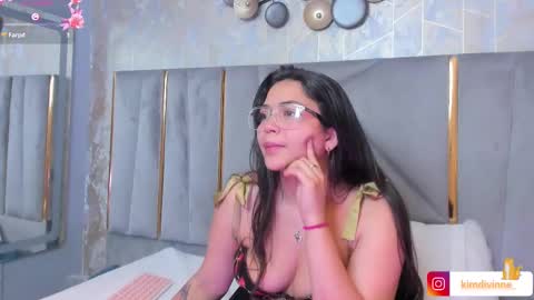 Snapshot of kimdevinne chatting on 03/12/25, 10:05 KIM online show from 03/12/25, 10:05