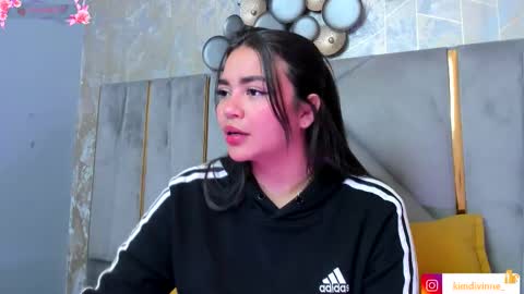 Snapshot of kimdevinne chatting on 11/13/25, 02:21 KIM online show from 11/13/25, 02:21