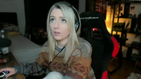 Snapshot of kimilee22 chatting on 02/12/25, 07:13 Wolfs Girl online show from 02/12/25, 07:13