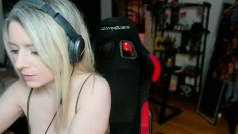 Snapshot of kimilee22 chatting on 03/12/25, 08:10 Wolfs Girl online show from 03/12/25, 08:10