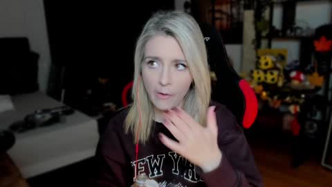 Snapshot of kimilee22 chatting on 09/23/25, 04:54 Wolfs Girl online show from 09/23/25, 04:54