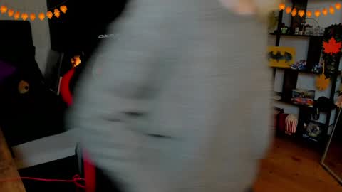 Snapshot of kimilee22 chatting on 10/29/25, 08:32 Wolfs Girl online show from 10/29/25, 08:32