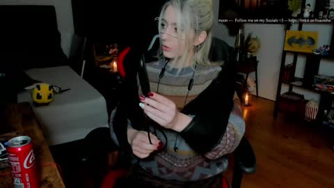 Snapshot of kimilee22 chatting on 11/27/25, 08:22 Wolfs Girl online show from 11/27/25, 08:22