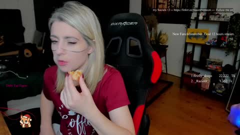 Snapshot of kimilee22 chatting on 12/17/25, 09:32 Wolfs Girl online show from 12/17/25, 09:32