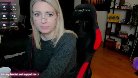 Snapshot of kimilee22 chatting on 12/19/25, 04:03 Wolfs Girl online show from 12/19/25, 04:03