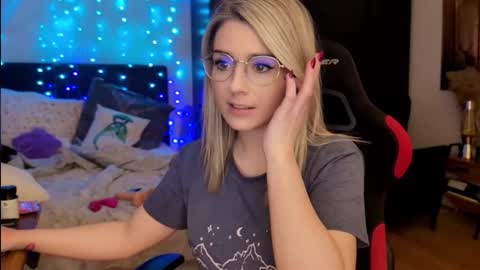 Snapshot of kimilee22 chatting on 03/19/26, 07:07 Wolfs Girl online show from 03/19/26, 07:07