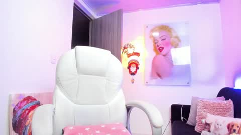 Snapshot of kimmberly_saenz_ chatting on 12/28/24, 10:55 kimmberly_saenz_ online show from 12/28/24, 10:55