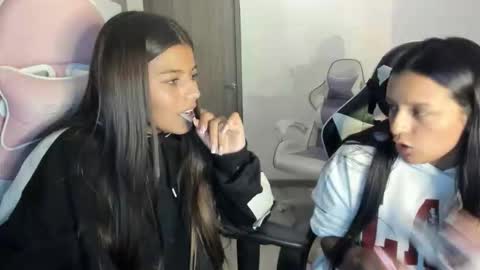 Snapshot of kimmi_foxy chatting on 12/22/25, 11:13 kimmi online show from 12/22/25, 11:13