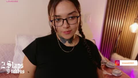 Snapshot of kimmi_kim chatting on 04/15/26, 01:40 online show from 04/15/26, 01:40