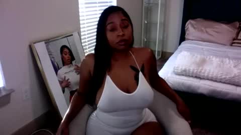 Snapshot of kimmyluxx chatting on 02/08/25, 10:08 kimmyluxx online show from 02/08/25, 10:08