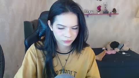 kimsy_ online show from 10/10/25, 05:28