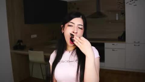 Snapshot of kindraevert chatting on 11/06/25, 04:57 Megan online show from 11/06/25, 04:57