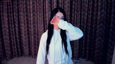 Snapshot of kindraevert chatting on 11/11/25, 05:29 Megan online show from 11/11/25, 05:29