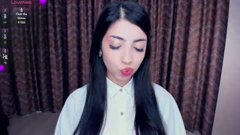 Snapshot of kindraevert chatting on 11/18/25, 06:07 Megan online show from 11/18/25, 06:07