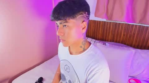 Snapshot of king_azahell chatting on 03/21/26, 02:05 king help me reach 100 likes online show from 03/21/26, 02:05