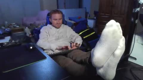 Snapshot of kingoffootfetish chatting on 04/04/26, 08:12 Master King Tommy online show from 04/04/26, 08:12