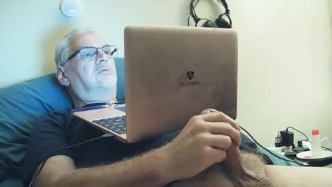 Snapshot of kingtongue10 chatting on 10/11/25, 10:36 kingtongue10 online show from 10/11/25, 10:36