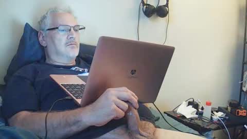 Snapshot of kingtongue10 chatting on 10/21/25, 10:32 kingtongue10 online show from 10/21/25, 10:32