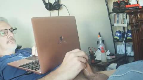 Snapshot of kingtongue10 chatting on 12/19/25, 08:49 kingtongue10 online show from 12/19/25, 08:49