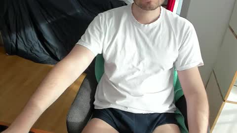 Snapshot of kinksubbydubby chatting on 02/15/26, 01:31 kinksubbydubby online show from 02/15/26, 01:31