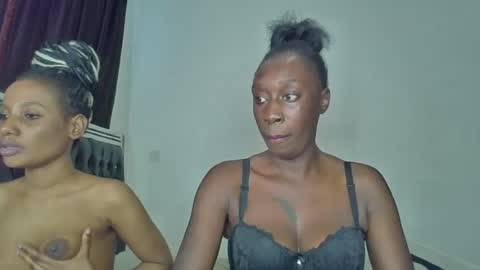 Snapshot of kinky_leila chatting on 06/27/26, 12:22 kinky_leila online show from 06/27/26, 12:22