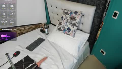 Snapshot of kinky_polar chatting on 01/15/26, 04:17 Polar online show from 01/15/26, 04:17