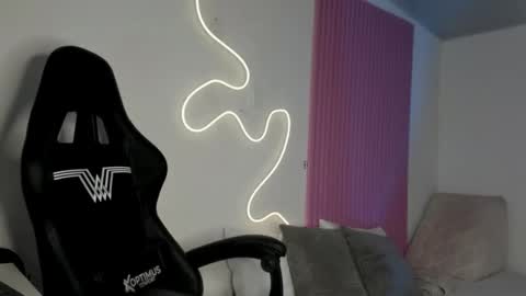 Snapshot of kinky_yeyns chatting on 12/19/25, 12:17 kinky yeyns online show from 12/19/25, 12:17