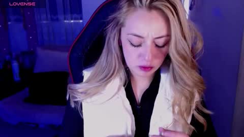 Snapshot of kinkydoll_ chatting on 02/10/26, 07:40 Sara online show from 02/10/26, 07:40