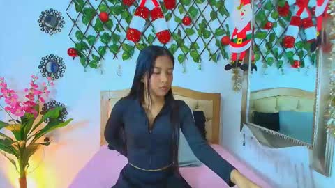 Snapshot of kinkysweet__ chatting on 12/05/25, 01:42 Isabella online show from 12/05/25, 01:42