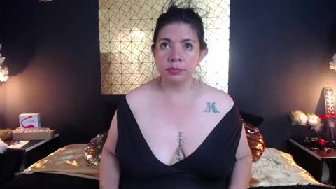 Snapshot of kinkyy_mom chatting on 04/15/26, 08:42 kinkyy_mom online show from 04/15/26, 08:42