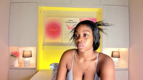 Snapshot of kiomarabaker chatting on 11/19/25, 12:05 M A R A online show from 11/19/25, 12:05