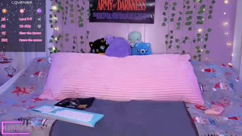 Snapshot of kira21_13 chatting on 12/22/25, 01:02 Kira21 13 online show from 12/22/25, 01:02