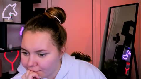 Snapshot of kira_fox_x chatting on 11/13/25, 12:15 kira fox x online show from 11/13/25, 12:15