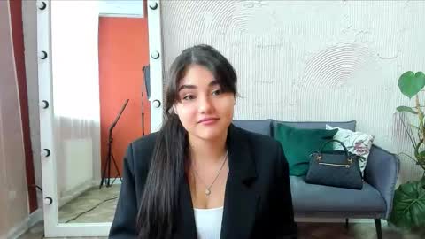 kira_foxy999 online show from 10/15/25, 09:42