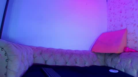 kira online show from 09/23/25, 11:57