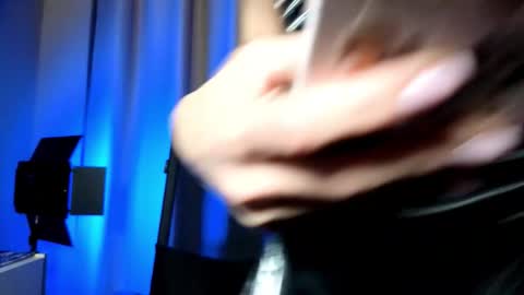 Snapshot of kira_mmr chatting on 09/30/25, 07:08 Kira and friends online show from 09/30/25, 07:08