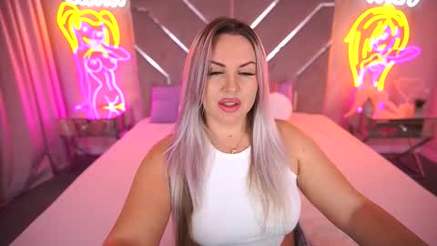 Snapshot of kiracandys chatting on 10/28/25, 10:45 Kira online show from 10/28/25, 10:45