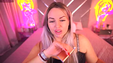 Snapshot of kiracandys chatting on 11/07/25, 12:43 Kira online show from 11/07/25, 12:43