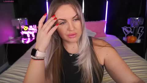 Snapshot of kiracandys chatting on 11/17/25, 08:58 Kira online show from 11/17/25, 08:58