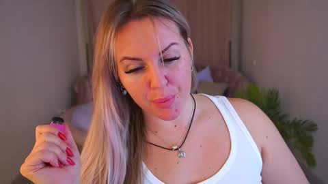 Snapshot of kiracandys chatting on 11/27/25, 10:23 Kira online show from 11/27/25, 10:23