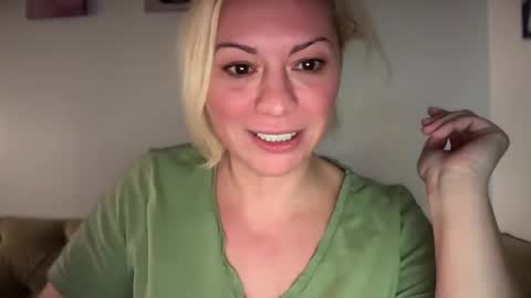 Snapshot of kiradivine chatting on 12/31/24, 08:02 KiraDivine online show from 12/31/24, 08:02