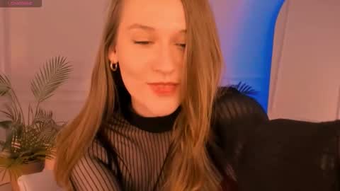 Snapshot of kiragold_ chatting on 11/17/25, 02:12 Kira online show from 11/17/25, 02:12