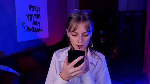 Snapshot of kiramontoyaa chatting on 09/17/25, 08:32 Kira online show from 09/17/25, 08:32