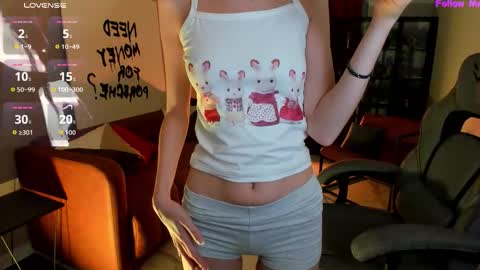 Snapshot of kiramontoyaa chatting on 10/18/25, 08:42 Kira online show from 10/18/25, 08:42