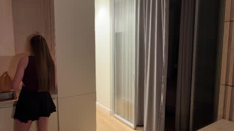 Snapshot of kiramystery chatting on 10/21/25, 03:13 Kira online show from 10/21/25, 03:13