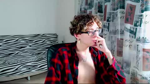 Snapshot of kiriae21 chatting on 03/11/25, 08:42 Alan online show from 03/11/25, 08:42